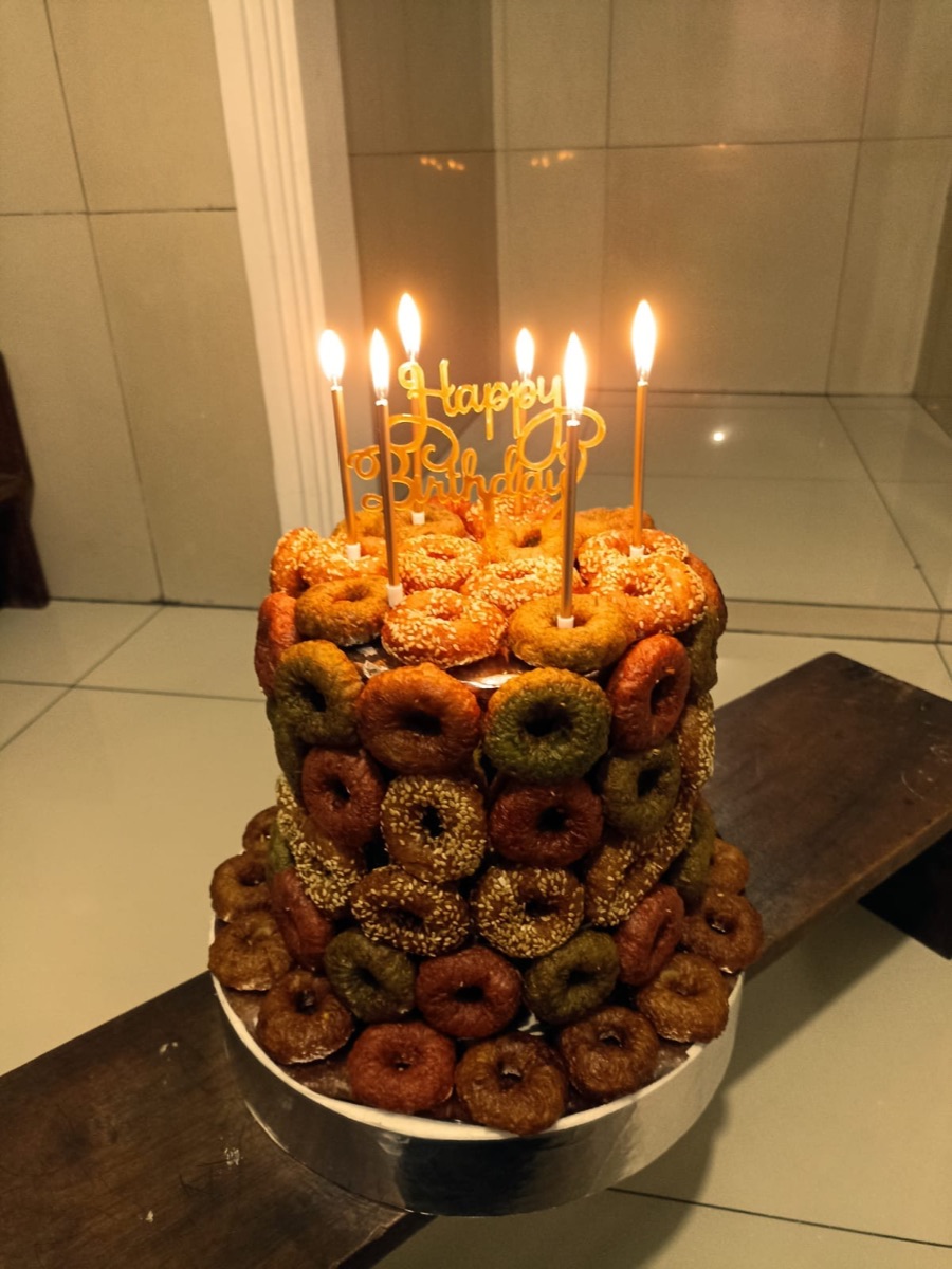 Kue ulang tahun tersusun dari kue cincin