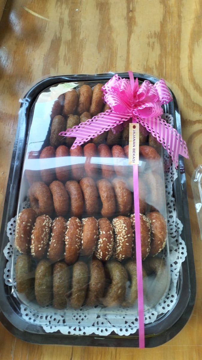 Kue cincin nampan dengan pita